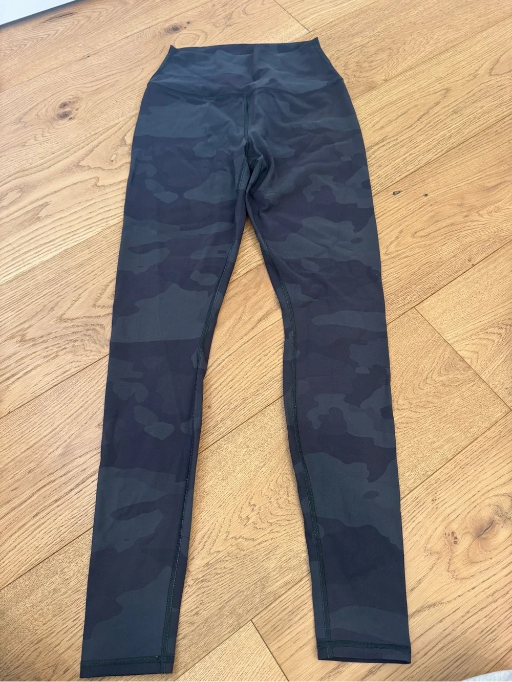 Alo High-Waist Camo Vapor Legging. Size M